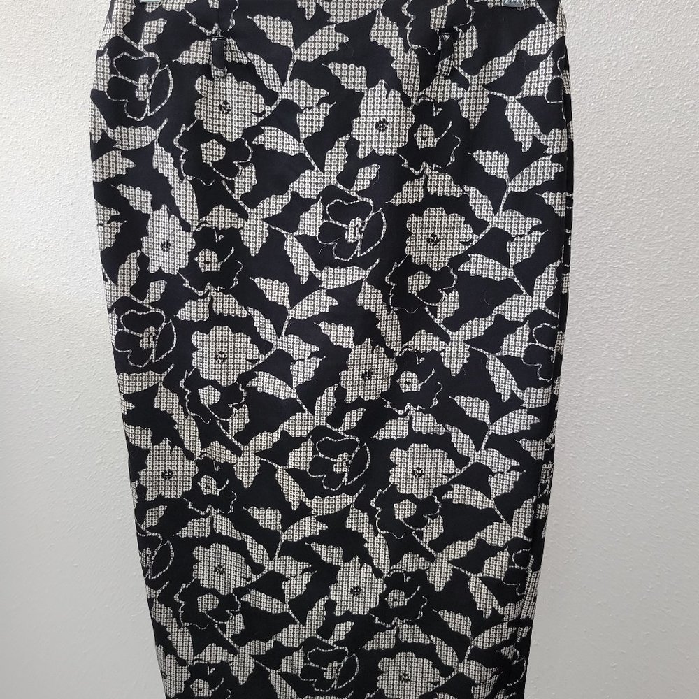 Black and white patterned pencil skirt